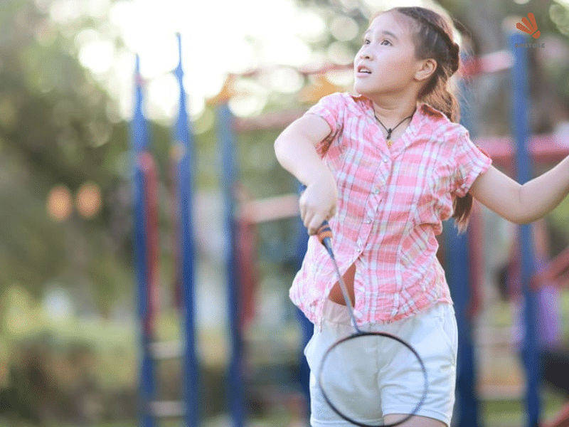 ảnh bé cầm vợt người lớn vợt cầu lông cho trẻ em 8–12 tuổi