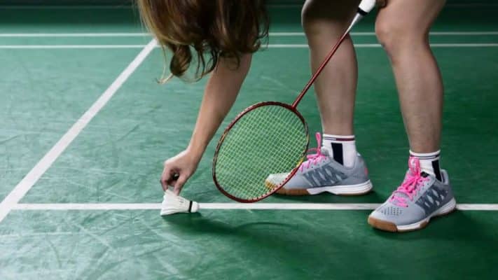 những đôi giày cầu lông giá rẻ êm chân dễ di chuyển